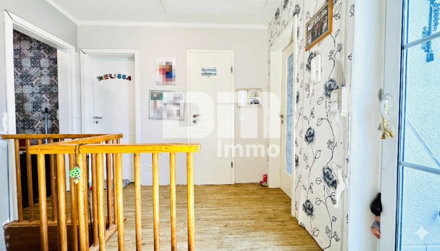 Umfangreich saniertes EFH inkl. PV-Anlage, Terrasse, Wintergarten und Garage - EG / OG Flur / Diele / Zugang Balkon